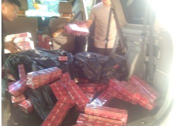 Rokok ilegal yang diamankan petugas dari dalam mobil Avanza.