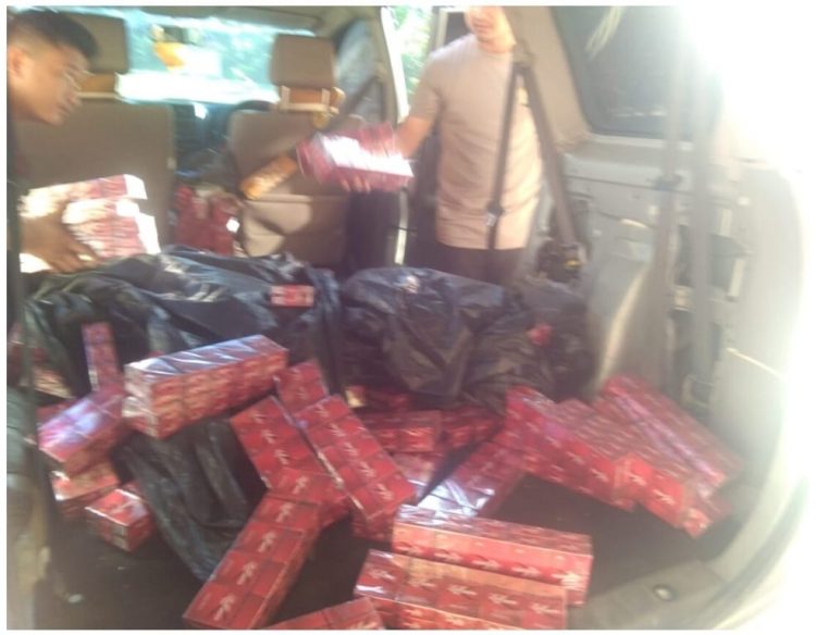 Rokok ilegal yang diamankan petugas dari dalam mobil Avanza.