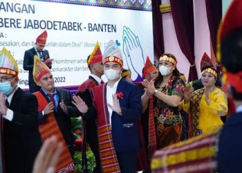 Ketua Panitia Partangiangan PTMBB se Jabodetabek-Banten, Bane Raja Manalu saat manortor.