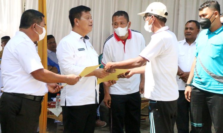 Bupati Simalungun, Radiapoh Hasiholan Sinaga, saat menyerahkan SK pengangkatan Pegawai Pemerintah dengan Perjanjian Kerja (PPPK) kepada salah seorang tenaga guru paling tua.