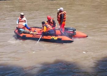 Evakuasi korban tenggelam di Sungai Padang. Foto: Andi/SINDOnews