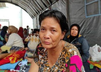 Siti Khadijah Nasution, korban kebakaran di Jalan Wahidin, Gang Lurah, Kecamatan Medan Area saat diwawancarai. Dia mengaku sedih lantaran rumah, uang, kue dan persiapan lebarannya hangus terbakar, Minggu (1/5/2022) dinihari. TRIBUN MEDAN/FREDY SANTOSO