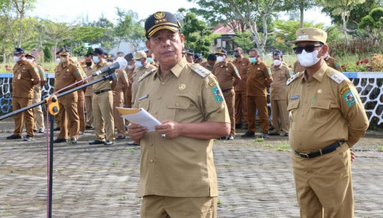 Bupati Simalungun, Radiapoh Hasiholan Sinaga, didampingi Wakil Bupati, H Zonny Waldi saat memimpin apel gabungan ASN, di halaman Kantor Bupati Simalungun, Pamatang Raya, Sumut, Senin (9/5/2022).