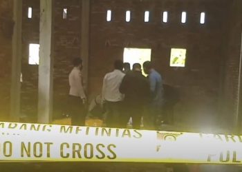 Polisi saat mengidentifikasi mayat bersimbah darah yang ditemukan dalam rumah kosong di Kota Tanjungbalai. (Foto: iNews/Ulil Amri)
