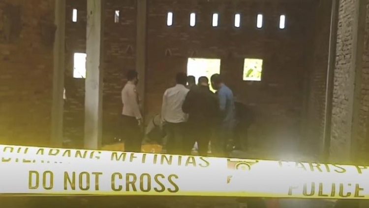 Polisi saat mengidentifikasi mayat bersimbah darah yang ditemukan dalam rumah kosong di Kota Tanjungbalai. (Foto: iNews/Ulil Amri)