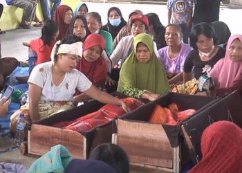 Kebakaran rumah di Asahan menewaskan dua kakak beradik yang masih kecil dan membuat orang tuanya syok. (Foto: iNews/Ulil Amri)