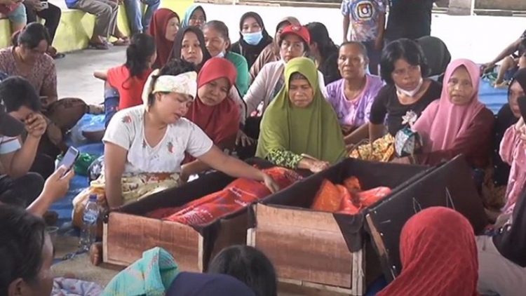 Kebakaran rumah di Asahan menewaskan dua kakak beradik yang masih kecil dan membuat orang tuanya syok. (Foto: iNews/Ulil Amri)