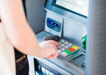Waspada Ciri ATM Dipasangi Alat Skimming, Incar Pemudik! Foto: Getty Images/iStockphoto/PKpix