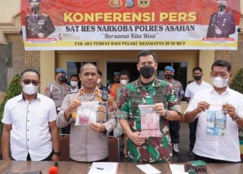 Kapolres Asahan AKBP Putu Yudha Prawira memaparkan kasus tindak pidana narkotika seberat 1 Kg Sabu dan 280 butir Pil Ekstasi, Rabu (18/5/2022). Istimewa
