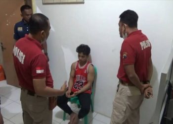 Pulang mudik dari Jakarta, seorang remaja di Kabupaten Batang, Jawa Tengah, dibekuk anggota Polsek Gringsing bersama Tim Resmob Satreskrim Polres Batang, karena tega menghabisi nyawa kakak kandungnya. Foto/iNews TV/Suryono Sukarno