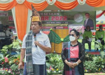 Bupati Simalungun, Radiapoh Hasiholan Sinaga, bersama istri, Ny Ratnawati Radiapoh Hasiholan Sinaga, saat memberikan kata sambutan.