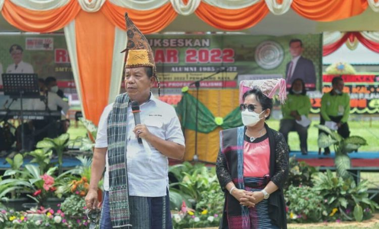 Bupati Simalungun, Radiapoh Hasiholan Sinaga, bersama istri, Ny Ratnawati Radiapoh Hasiholan Sinaga, saat memberikan kata sambutan.