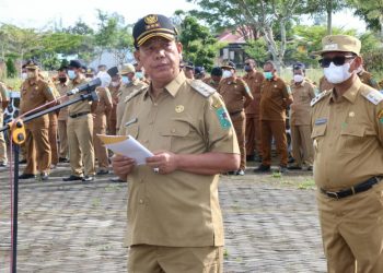 Bupati Simalungun, Radiapoh Hasiholan Sinaga, didampingi Wakil Bupati, H Zonny Waldi saat memimpin apel gabungan ASN, di halaman Kantor Bupati Simalungun, Pamatang Raya, Sumut, Senin (9/5/2022).