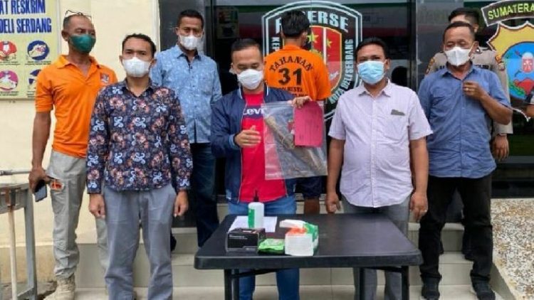 Kasatreskrim Polresta Deliserdang Kompol I Kadek Heri Cahyadi saat ekspos kasus adik bunuh abang kandung. (Foto: Antara/Rahmat Hidayat)