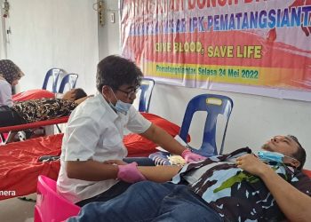 Ketua DPD IPK Kota Pematangsiantar, Andilo Evendi Siahaan, SHut, MSi saat donor darah, Selasa (24/5/2022) pagi tadi.