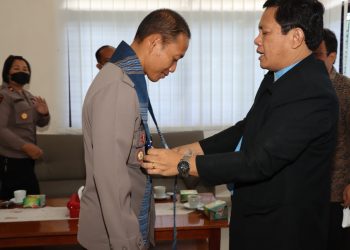 Ephorus GKPS tampak memberikan cedramata berupa syal kepada Kapolres Pematangsiantar.