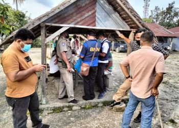 Petugas saat gelar Gerebek Kampung Narkoba (GKN), di Warung Tuak Samosir, Jalan Bahkora II, Kelurahan Marihat Jaya, Kecamatan Siantar Marimbun, Kota Pematangsiantar, pada Selasa (17/5/2022) lalu, pukul 15.00 WIB.