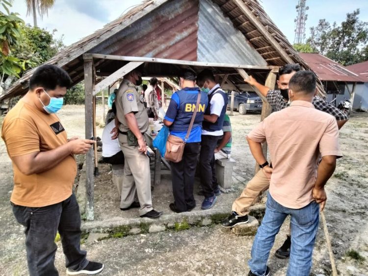 Petugas saat gelar Gerebek Kampung Narkoba (GKN), di Warung Tuak Samosir, Jalan Bahkora II, Kelurahan Marihat Jaya, Kecamatan Siantar Marimbun, Kota Pematangsiantar, pada Selasa (17/5/2022) lalu, pukul 15.00 WIB.