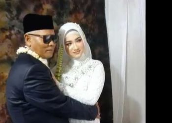 Seorang kakek berusia 65 tahun, menikahi gadis 18 tahun dengan mahar senilai Rp700 juta dan memberangkatkan umroh keluarga mempelai wanita. Foto/iNews TV/Toiskandar