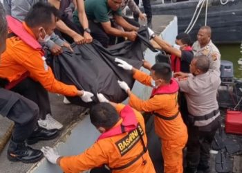 Tim SAR gabungan melakukan evakuasi terhadap korban yang tewas di Perairan Belawan. [Ist]