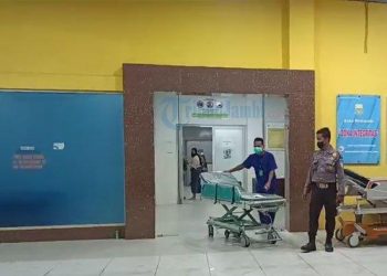Polisi berjaga di sekitar rumah sakit tempat AKP Silaen dirawat, Selasa (10/5/2022). AKP Silaen ditombak oleh DPO kasus jambret. TRIBUNJAMBI.COM/ARYO TONDANG