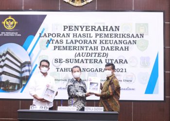 Bupati dan Ketua DPRD Simalungun saat terima LHP LKPD TA 2021 dari BPK Perwakilan Provsu.