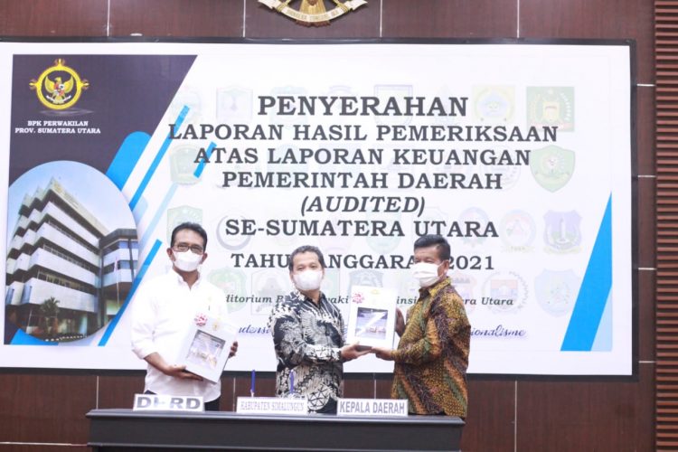 Bupati dan Ketua DPRD Simalungun saat terima LHP LKPD TA 2021 dari BPK Perwakilan Provsu.