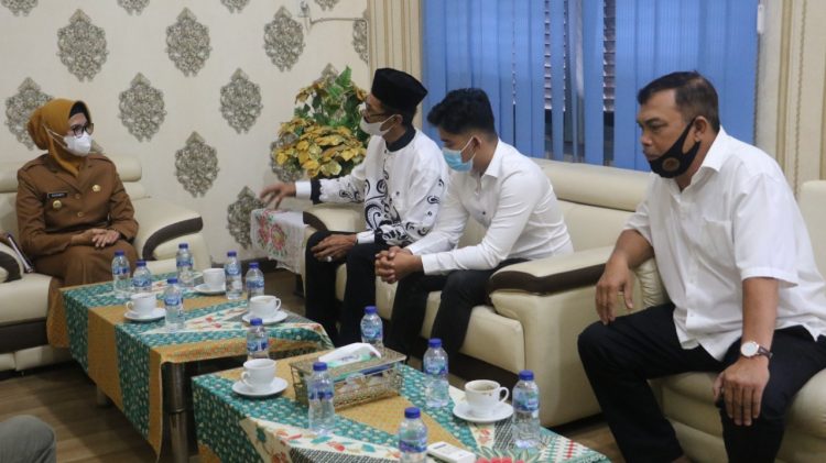 dr. Susanti Dewayani, Sp.A, saat menerima audiensi Lembaga Pemberdayaan Masyarakat (LPM) Kota Pematangsiantar, di Balai Kota Pematangsiantar, Selasa (24/5/2022).