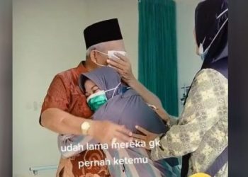 Mantan mertua menangis bertemu eks menantu di rumah sakit saat menantu mereka yang baru melahirkan. [Tiktok]