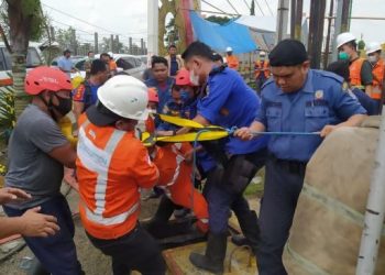 Petugas melakukan evakuasi pekerja PGN di gorong-gorong Deli Serdang. [Ist]
