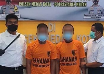 Dua pria di Medan ditangkap karena mencuri atap seng rumah polisi. [Ist]