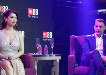 Maria Ozawa tampil seksi di acara perkenalan game online miliknya, Maria's Room. [dokumentasi pribadi]