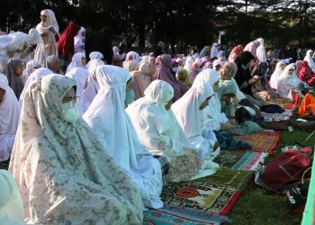 Plt. Wali Kota Pematangsiantar, dr. Susanti Dewayani, Sp.A, saat shalat Hari Raya Idul Fitri 1443 H/2022 M, di Lapangan Haji Adam Malik Kota Pematangsiantar, Senin (02/05/2022).