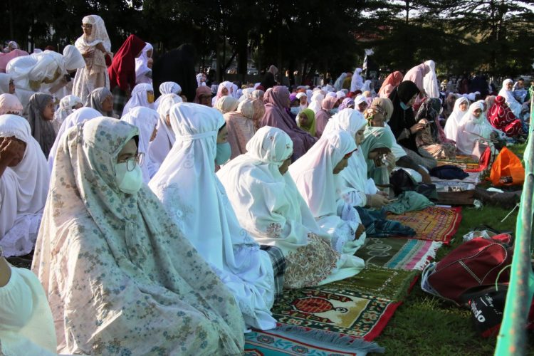 Plt. Wali Kota Pematangsiantar, dr. Susanti Dewayani, Sp.A, saat shalat Hari Raya Idul Fitri 1443 H/2022 M, di Lapangan Haji Adam Malik Kota Pematangsiantar, Senin (02/05/2022).