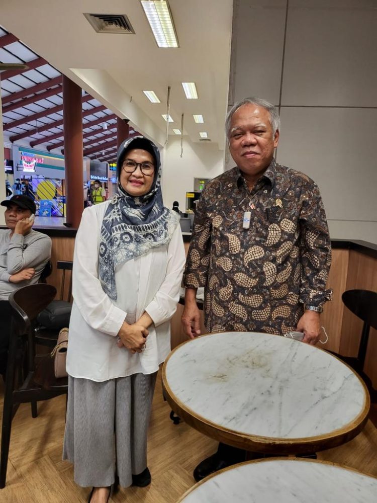 Plt. Wali Kota Pematangsiantar, dr. Susanti Dewayani, Sp.A, foto bersama Menteri PUPR, DR. Ir Mochammad Basoeki, usai pertemuan, Jumat (20/5/2022), di Jakarta.