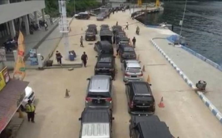 Hari ke lima libur Hari Raya Idul Fitri 1443 H, ratusan kendaraan roda empat masih memadati Pelabuhan Penyeberangan Tigaras, Kabupaten Simalungun, Sumatera Utara. (Foto: iNews/Dharma Setiawan).