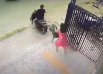 Perempuan berupaya mempertahankan motornya saat dibawa kabur maling di Jalan Karya Wisata, Medan, Sumatera Utara (Sumut) terekam kamera CCTV. (Foto: CCTV).
