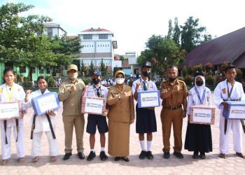 Foto bersama dengan Plt. Wali Kota Pematangsiantar, dr Susanti Dewayani SpA usai menyerahkan medali kepada pelajar SMP Negeri 1 berprestasi.