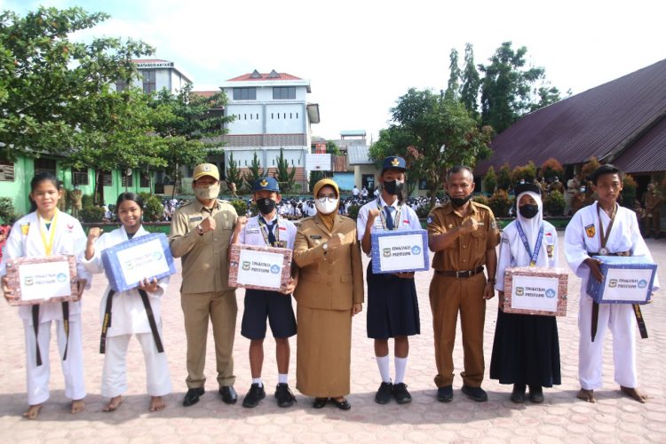Foto bersama dengan Plt. Wali Kota Pematangsiantar, dr Susanti Dewayani SpA usai menyerahkan medali kepada pelajar SMP Negeri 1 berprestasi.