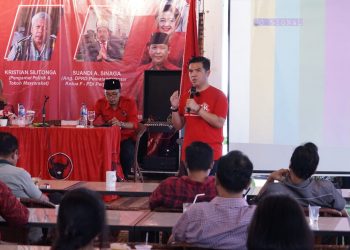 Staf Khusus Menteri Hukum dan HAM, Bane Raja Manalu saat menjadi pemateri dalam diskusi publik bertajuk Soekarno dan Pancasila yang digelar DPC PDI Perjuangan Kota Pematangsiantar, di 2D Point Café, Jalan Farel Pasaribu, Kota Pematangsiantar, Senin (30/5/2022).