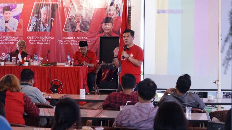 Staf Khusus Menteri Hukum dan HAM, Bane Raja Manalu saat menjadi pemateri dalam diskusi publik bertajuk Soekarno dan Pancasila yang digelar DPC PDI Perjuangan Kota Pematangsiantar, di 2D Point Café, Jalan Farel Pasaribu, Kota Pematangsiantar, Senin (30/5/2022).