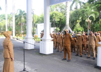 Plt. Wali Kota Pematangsiantar, dr. Susanti Dewayani, Sp.A, saat memimpin apel gabungan ASN.