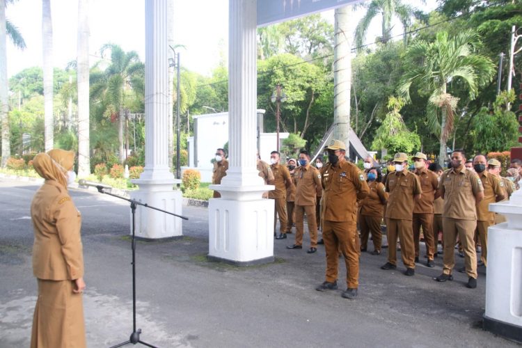 Plt. Wali Kota Pematangsiantar, dr. Susanti Dewayani, Sp.A, saat memimpin apel gabungan ASN.