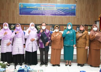 Foto bersama disela kegiatan.
