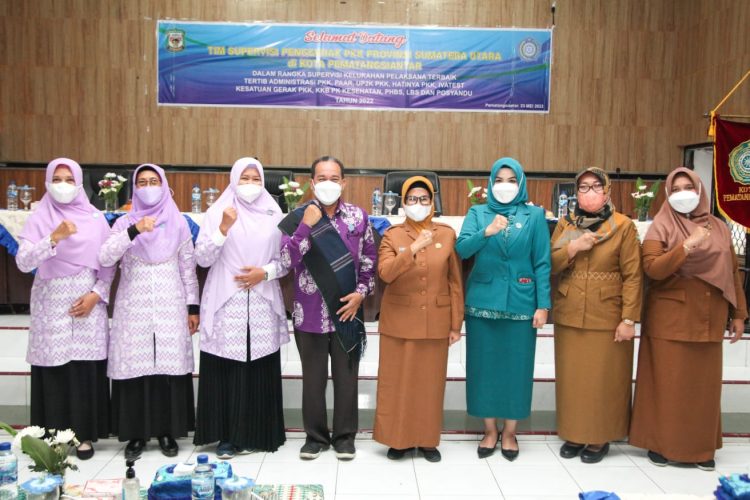 Foto bersama disela kegiatan.