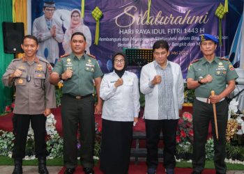 Foto bersama disela acara silaturahmi Idul Fitri 1443 H, bersama Forkopimda, BUMN/BUMD, Direktur Rumah Sakit serta para pelaku usaha se-Kota Pematangsiantar, di Rumah Dinas Wali Kota Pematangsiantar, Jalan M.H. Sitorus, Rabu (11/5/2022).