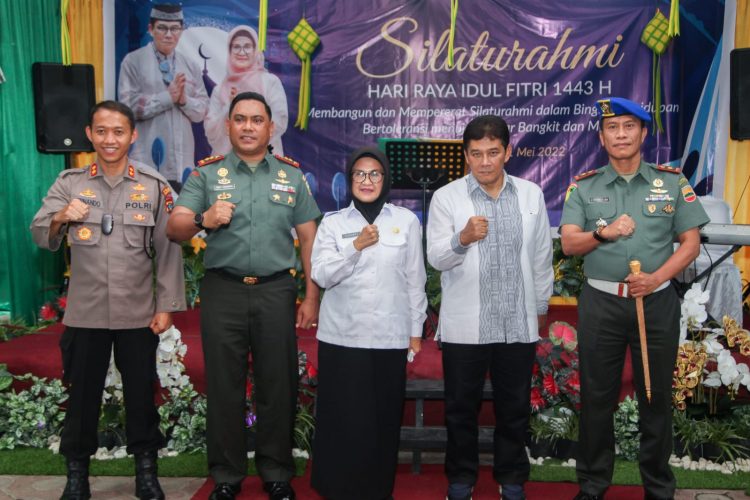 Foto bersama disela acara silaturahmi Idul Fitri 1443 H, bersama Forkopimda, BUMN/BUMD, Direktur Rumah Sakit serta para pelaku usaha se-Kota Pematangsiantar, di Rumah Dinas Wali Kota Pematangsiantar, Jalan M.H. Sitorus, Rabu (11/5/2022).