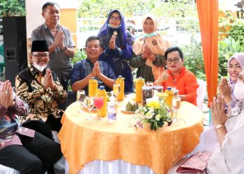 Bupati Simalungun, Radiapoh Hasiholan Sinaga bersama istri, Ny Ratnawati Radiapoh Hasiholan Sinaga, Anggota DPRD Simalungun, H Usmayanto dan istri serta didampingi Sekda, Esron Sinaga bersama istri, Ny Bernadetta Esron Sinaga, menghadiri halal bi halal yang dirangkaian dengan syukuran Idul Fitri 1443 H yang dilaksanakan Wakil Bupati Simalungun, H Zonny Waldi, di kediamannya, kompleks perumahan Simalungun Indah Permai, Kecamatan Siantar, Kabupaten Simalungun, Sumut, Selasa (3/5/2022).