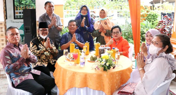 Bupati Simalungun, Radiapoh Hasiholan Sinaga bersama istri, Ny Ratnawati Radiapoh Hasiholan Sinaga, Anggota DPRD Simalungun, H Usmayanto dan istri serta didampingi Sekda, Esron Sinaga bersama istri, Ny Bernadetta Esron Sinaga, menghadiri halal bi halal yang dirangkaian dengan syukuran Idul Fitri 1443 H yang dilaksanakan Wakil Bupati Simalungun, H Zonny Waldi, di kediamannya, kompleks perumahan Simalungun Indah Permai, Kecamatan Siantar, Kabupaten Simalungun, Sumut, Selasa (3/5/2022).
