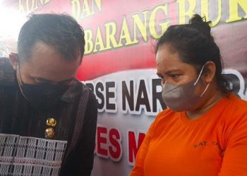 Wakil Wali Kota Medan, Aulia Rachman saat menginterogasi anak buahnya yang jual narkoba, Jumat (13/5/2022). TRIBUN-MEDAN/ALFIANSYAH